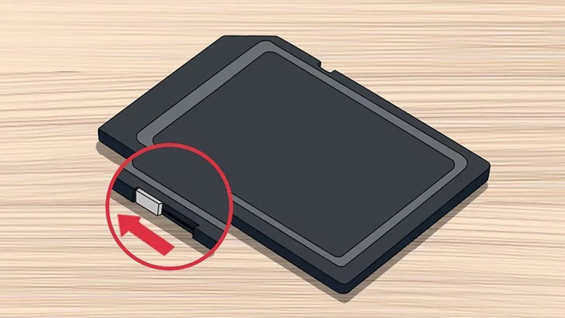 Gạt khóa trượt lên trên để mở khóa thẻ nhớ